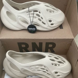 Yeezy Foam Runners - Snygga och sköna Yeezy Foam runners i storlek 42.  Säljer pga av att de var fel storlek.  Kan mötas upp i Falun eller frakta!  Pris kan diskuteras.    