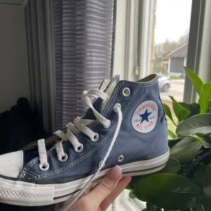 Mörkblå Converse  - PRIS KAN DISKUTERAS!💞 Säljer mina skitsnygga Converse i storlek 37,5. Passar 38,5-39! Köpta på plick och i väldigt fint skick! Säljer vidare då de var för stora för mig.