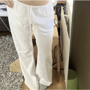 Hm linnebyxor - Endast använda 1 gång, jättesköna och skitsnygga💗 öppen för byten KÖP DIREKT FÖR 450 KR! BARA KONTANTER OCH MÖTS BARA UPP