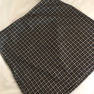 Rutig kjol - Rutig kjol från hm, stretchig och bra👍