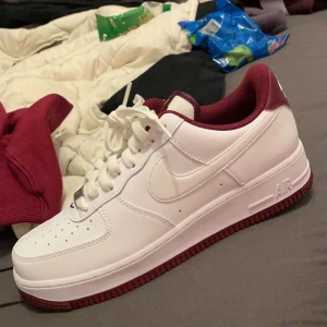 Nike air force 1 - Säljer dessa nike skor, helt oanvända. Endast testade inomhus en gång. Köpta för 1500kr säljer för 1200kr, pris kan diskuteras! Låda medkommer.
