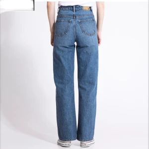 mörkblå jeans - dessa jeansen fast med en sliten detalj vid knäna. (säljs inte längre i butik) pris kan diskuteras 