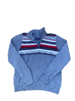 Grå sweatshirt - Asnice grå sweatshirt! Tröjan är liten i storleken och är mer som en liten MEDIUM. Modell är 186 och bär vanligtvis M-L. :)