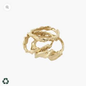 Säljer dessa tre helt nya och oanvända justerbara guldpläterade ringar från pilgrim. Nypris 400kr säljer för 130kr inklusive frakt 😊(!! Tryck inte på ”köp nu”!!)
