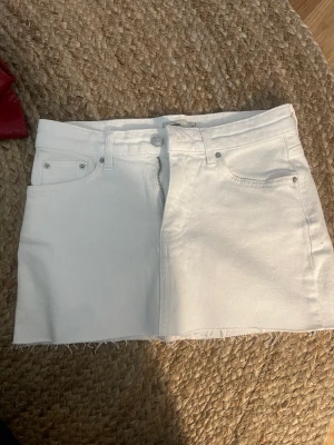 Vit mini kjol - En snygg vit mini kjol, endast använt 1 gång, lite för liten för mig tyvärr❤️ 