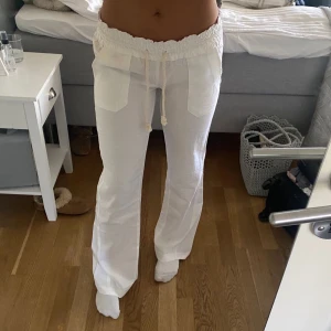 Linnebyxor  - Säljer mina fina linnebyxor från Roxy då de tyvärr inte passar (de är lite uppsydda)🌸 Önskar att byta mot ett par i strl M eller sälja dessa! (lånad bild)