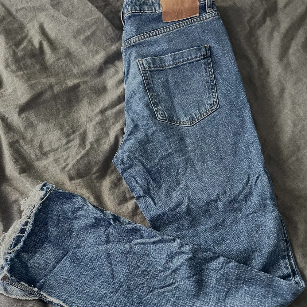 Säljer dessa blåa Zara flared jeans. Byxorna är sällan använda, inget slit på byxorna. Hög midja, Storlek 38, Väldigt långa i benen, slits nedtill.  Skriv för fler bilder! . Jeans & Byxor.