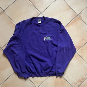 Vintage Sweatshirt - Vintage crewneck från Gildan. Riktigt stek koala broderad:) löser fri frakt vid snabb affär