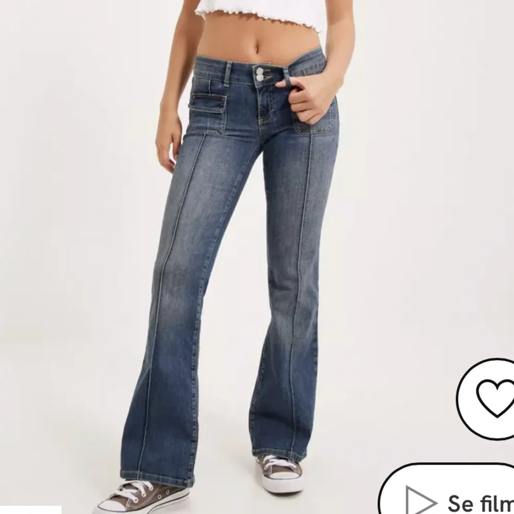 Trendiga low waist jeans från Nelly. Älskar dem men de va en aning stora för mig. (Kan även byta dem mot 36-38:or) ☺️. Jeans & Byxor.