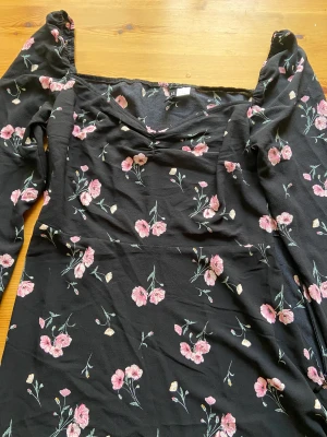 Helt ny klänning storlek 42  - Storlek 42  Ny oanvänd 