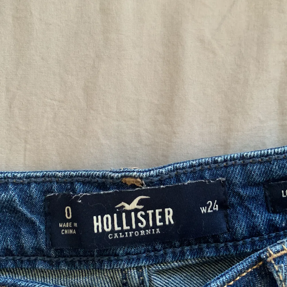 Säljer shorts från holister som aldrig kommer till användning. Använt 2 - 3 gånger max. Inga defekter. ❤️Midjemåttet är 68 ungefär❤️skriv privat för bilder❤️❤️. Shorts.