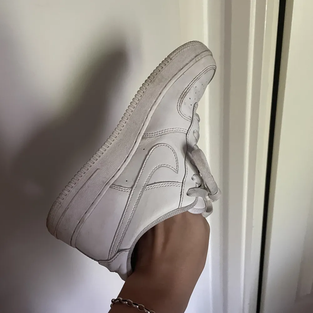 Säljer dessa Nike air force , använda men går att tvätta rena.. Skor.