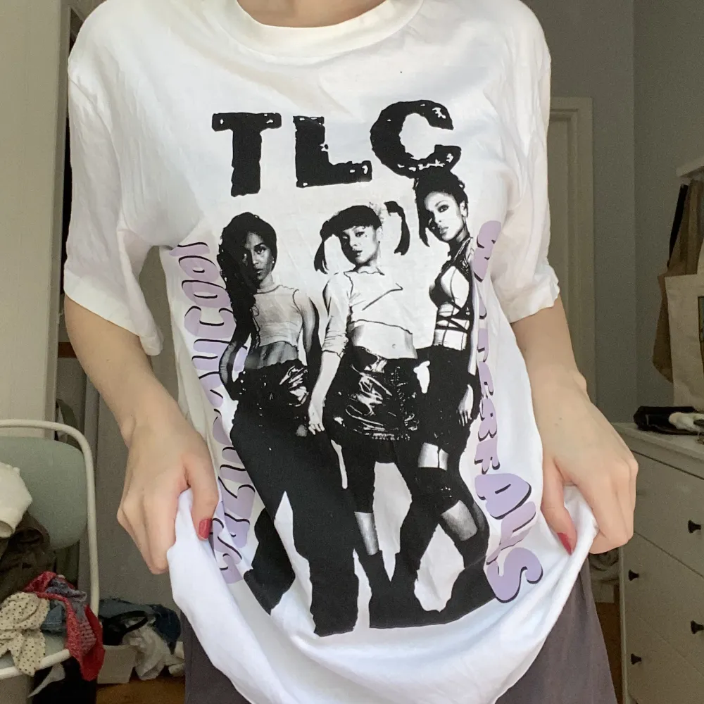 T-shirt med tryck av coola rnb bandet TLC! Inga som helst defekter😁. T-shirts.