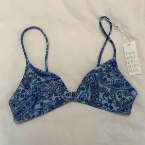 Frankies bikiniöverdel - Magiskt fint mönster och färg i blått. Passar perfekt till blå eller en vit underdel. Ny med tag! Storlek S. Nypris 1100kr!  Kolla gärna mina andra bikinis🫶