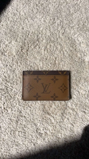 Äkta card holder  - Köpte för 2900kr som helt ny  Säljer för 1800kr. 