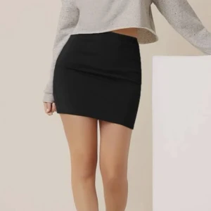 minikjol svart  - Säljer denna svarta minikjol från Shein, kostade 89kr och lapparna är kvar. Bomullskjol så tjockt material och skön, men hade klickat hem två så säljer ena🙏🏽