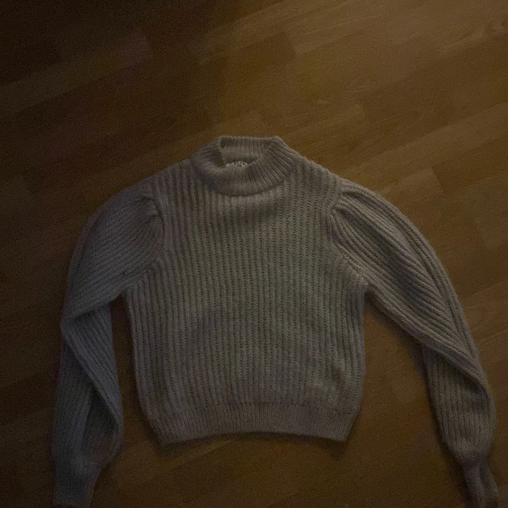 Super skön grå stickad tröja. Tjockt material och bra skick då den dessvärre ej kommit till andväning . Neuleet.