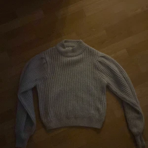 Grå stickad tröja  - Super skön grå stickad tröja. Tjockt material och bra skick då den dessvärre ej kommit till andväning 