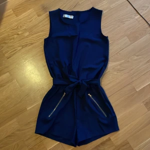 Playsuit XS - Fin playsuit i marinblått med öppen rygg! Superfin på 💖 säljes då jag ej använder den längre. Fint skick :) 