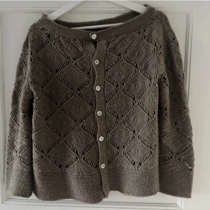 Stickad kofta - En superfin kofta från zara, den är i strl L men är liten i storleken så passar en XS-S! Lånad bild från tidigare ägare