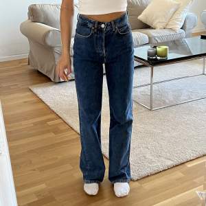 snyggaste regular wide leg jeans från bikbok, säljer åt min syster som inte använder dessa alls. i nyskick utan defekter! W24 L30