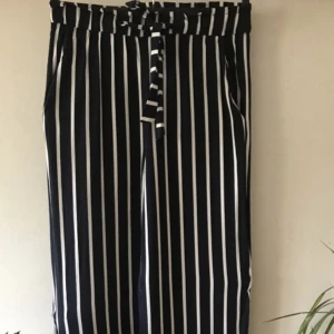 Byxor - Söta byxor från H&M Storlek 38 men passar S/M Köparen står för frakten 🌼