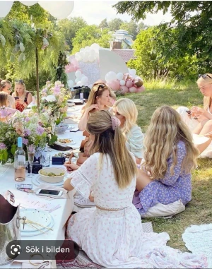 By Malina set Franches top & Avery skirt - Top och kjol från By Malina i mönstret Ditsy Flowers i fint skick. Båda i storlek S