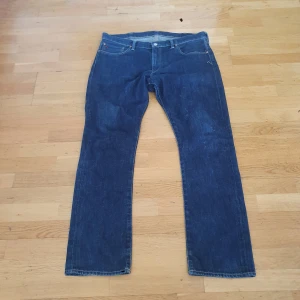 POLO jeans. 38/32 - Ett par nice ralph lauren jeans. Enda slitaget är en tråd som sitter löst men e helt bra annars.  FRAKT INGÅR. Annars mötas upp inom sthlm.