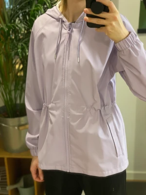 Rains jacka  - Xxs/xs, men passar bra en s Som ny!