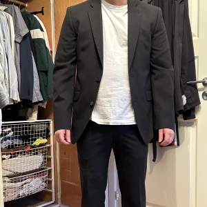 Kostym set - Innehåller både byxor och kavaj 