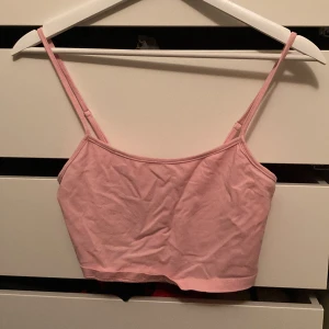 Rosa topp  - Rosa topp med justerbara straps, inga defekter, ej genomskinliga 