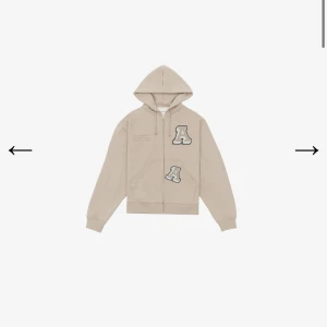Arigato illusion hoodie - En hoodie från Axel Arigato i storlek S. Har ägt den i ungefär ett halvår och har tagit hand om den väl. Har dock nu växt ur den och säljer den därför. Notera att nypris på denna ligger runt 2500 och denna storlek är slutsåld i princip överallt!