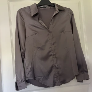 Satin skjorta - Säljer min satin skjorta som aldrig är använd 
