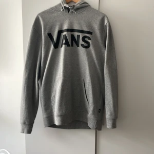 Hoodie herr Vans - Säljer vans hoodien för den som tycker om en lite större passform på sin hoodie där den sitter lite lösare i formen. 