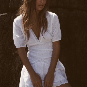 Vit klänning Zara - Så fin vit sommar klänning från zara som är helt slutsåld!💘💞 Endast testad med prislapp kvar🫶🏼 Säljer då jag har två exemplar av denna klänning❤️ Är i storlek Xs men skulle säga den även passar S💓Använd gärna köp nu funktionen🥰Pris kan alltid diskuteras!✨