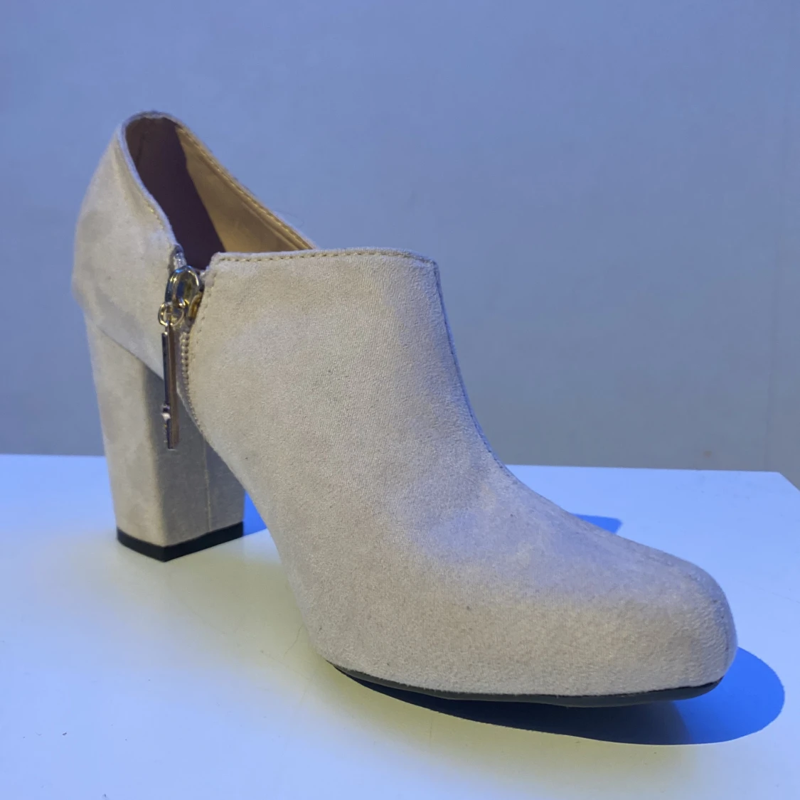 Säljer beige klackskor 