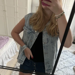 Jeansväst - Säljer denna coola jeansväst som är perfekt till sommaren