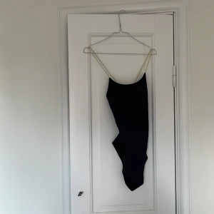 Svart baddräkt - Svart baddräkt med gula band från Weekday