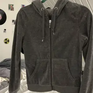 Säljer denna velour hoodie från cubus