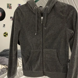 Cubus hoodie - Säljer denna velour hoodie från cubus