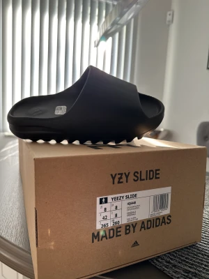 Yeezy Slide Onyx - Helt nya.  US 8// EU 42 Går ner vid snabb affär, kom med bud :)