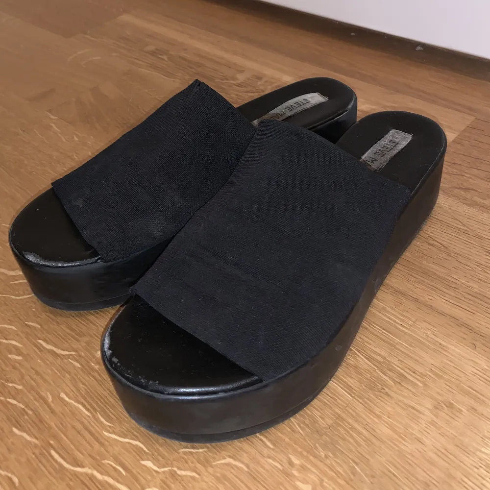 Steve Madden-sandaler med uppskattningsvis 7cm platå. Flippar fantastiskt när man går. Mycket bekväma och älskade men måste tyvärr flippa vidare. Skor.