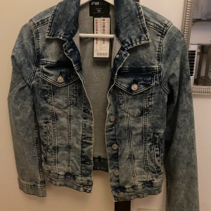 Blå oanvänd jeansjacka från New Yorker💙 - Fin jeansjacka med prislappen kvar💙 aldrig använd. Inköpspris 349kr
