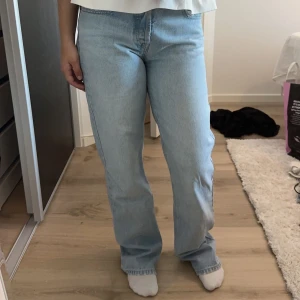 Zara jeans  - säljer mina mid rise straight leg jeans från zara som inte kommer till användning 🫶🏼använda cirka 2 gånger, nyskick 🩷nypris 349kr Använd inte ”köp nu” 🙏🏼