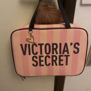 Stor sminkväskan från Victoria Secret - Jättefin sminkväskan från Victoria Secret.