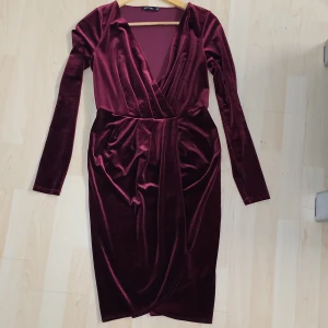 Klänning  - En fin festklänning som jag har haft på mig endast två gånger och är nästan helt ny.