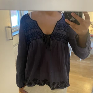 Odd Molly blus  - Säljer min fina blus då den är för stor och inte kommit till användning. Köpte secondhand och är i bra sick. Finns ingen storlek men skulle säga att den är S-M/M. Möts upp i Göteborg ☺️