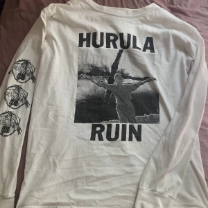 hurula tröja - En Hurula tröja i perfekt skick! Köptes för 350kr så det är bra pris:)