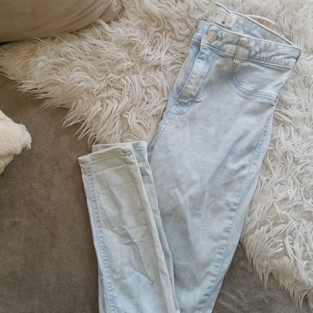 Ljusa stentvättade jeans från Gina Tricot, modell MOLLY stl M Högmidjade och slimmade, Använda kanske 2 gånger  100:- . Jeans & Byxor.