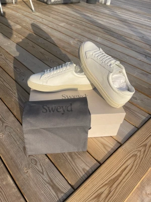 Sweyd 055 Bianco - Dem är helt nya, alltså aldrig använda, endast testade inomhus och säljes endast pga att dem ej passar. Skon liknar Axel Arigatos fast bättre kvalite, nypris hos bäckmans i stan och Care Of Carl, 2699kr men nu slutsålda.  Innermått 26,5cm vilket är som 41